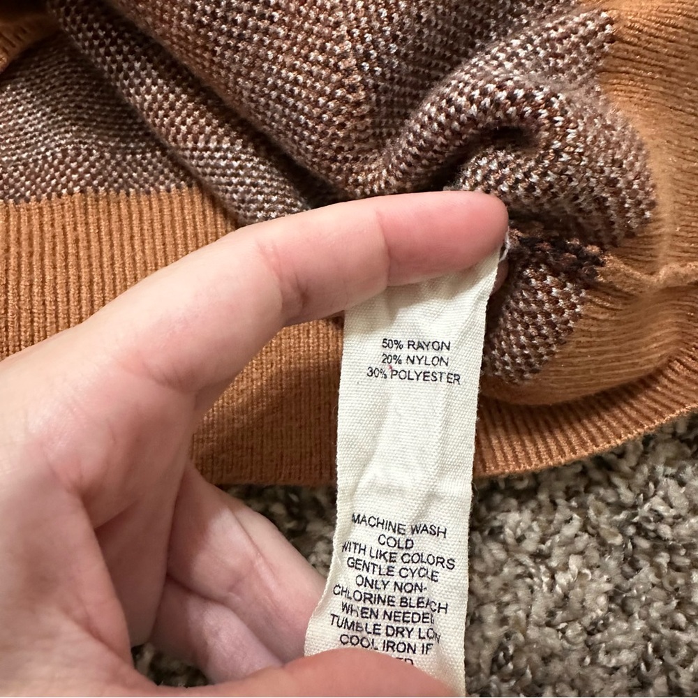 Marbled V Neck Sweater - Picture 4 of 5
